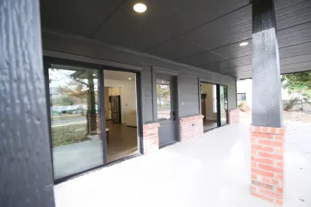 The Campus Cottage on Elm is the ideal University of Oklahoma gameday residence Отели рядом с достопримечательностью «STASH»