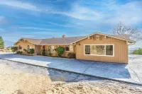 5 Bedrooms &3 Bathrooms House spacious living room and amazing View of Oakhurst