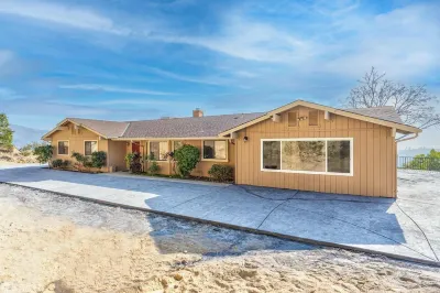 5 Bedrooms &3 Bathrooms House spacious living room and amazing View of Oakhurst
