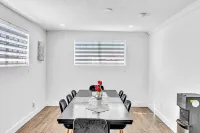 6 Bedrooms 4 bath 2 story home Miami Gardens sleep 20