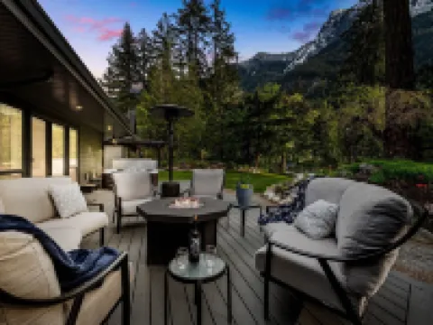 Stunning Waterfront Getaway!  Luxury Home on Acreage,  Natures Paradise ホープのホテル