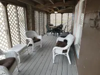 COZY MODERN & AFFORDABLE 1st floor SIC apartment ONE BLOCK from beach