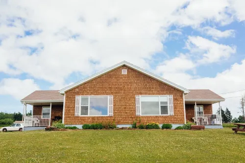 Unit 1 - Bay view duplex cottage near coffee shops, restaurants and beach Hotels in Kings County