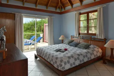 Villa Rosebud, 2BR, 2BA, (Sleeps 2-4), on the beach of Anse Des Cayes