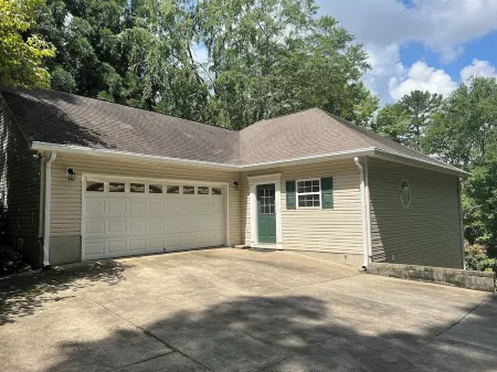 Peaceful waterfront lake living!
