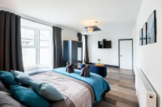 Large seafront apartment with balcony, parking and sea views