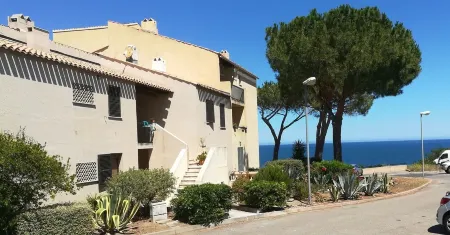 STUDIO with large terrace and beautiful view (fort and sea) Отели рядом с достопримечательностью «Port de plaisance Mare È Stagnu - Portu di turismu Mare È Stagnu»