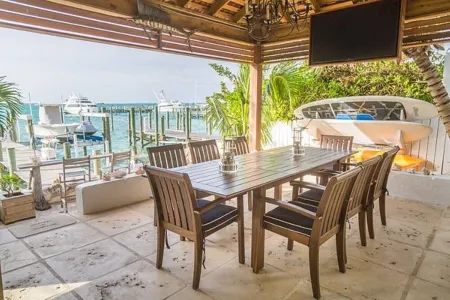 Unique waterfront Harbour Island getaway! 2 house compound with private dock! Отели в г. Данмор-Таун