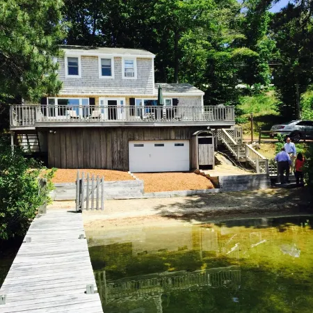 Cozy lake house minutes to Craigville Beach