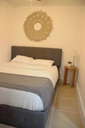 Cozy Boho Guest House w/Patio - 6 min from the beach!