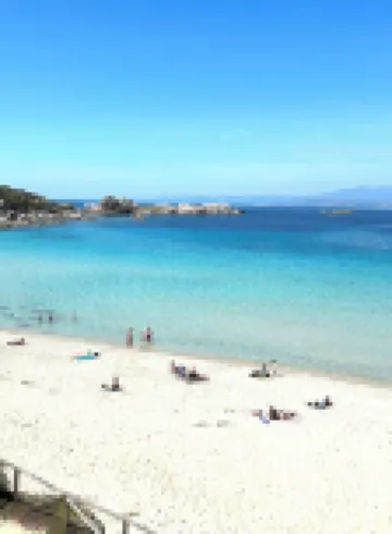 Seaview cozy penthouse 300m walk to the beach, large terrace. Center Village.