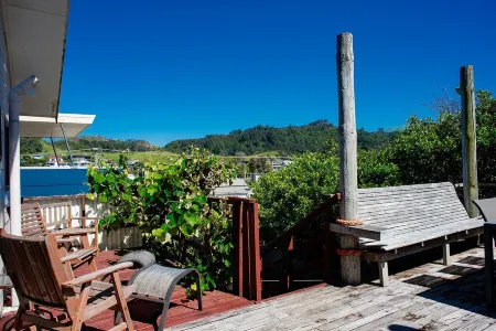 Brighton family bach - sea views, close to beach, park & shops, pet friendly! Отели рядом с достопримечательностью «Tasman Holiday Parks - Waihi Beach»