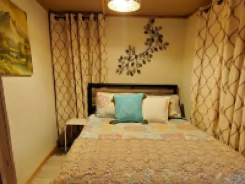 Cozy tiny cabin nested in the trees in a lake community, peaceful countryside. Hotels in Bryan County