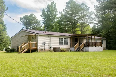 Quiet country living in a newly remodeled mobile home on 1.5 acres - 7 mi to MSU