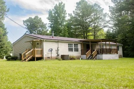 Quiet country living in a newly remodeled mobile home on 1.5 acres - 7 mi to MSU