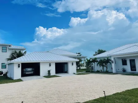 Oceanfront 5-bedroom 3-bath house with 50' Dock & optional 6 seater golf cart Отели в г. Great Abaco