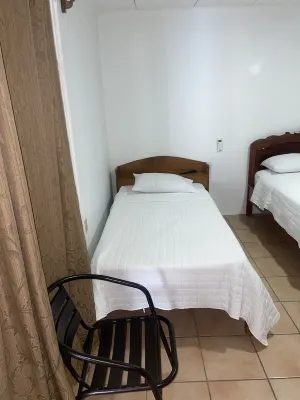 STUDIO APARTMENT / 2  beds / TV . WIFI . Kitchen . CLOSE TO TOWN