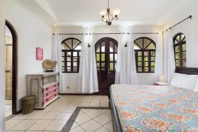 Villa w POOL 2BR/2.5BA Walk To Beach, Shops, Restaurants and MORE