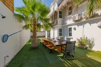 Large villa with private pool walk to the beach and downtown Hotels in 
