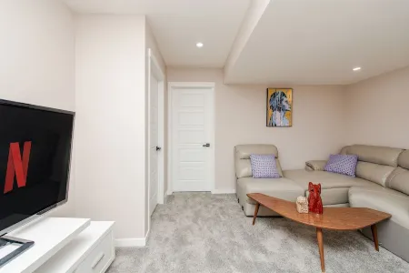 Newly built Cozy 2 bedroom secondary suite in Calgary Отели рядом с достопримечательностью «Парк штата Фиш Крик»