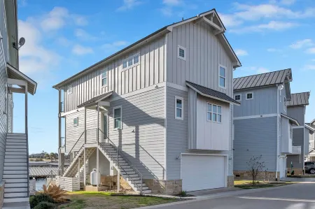 Reel Oasis, family-friendly, pet friendly, pool, boat slip, golf and on lake LBJ