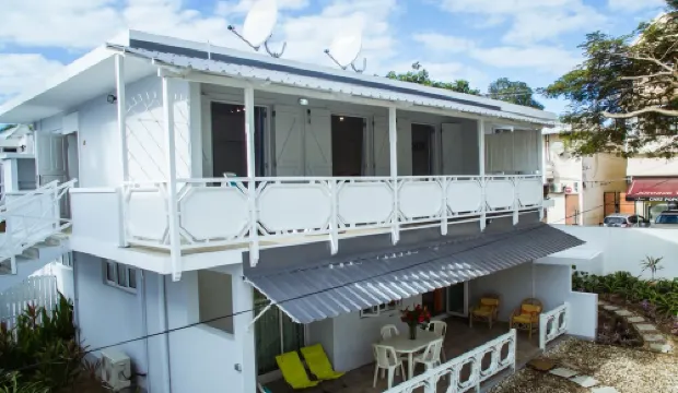 Porcelaine: Stylish apartment with seaview from its balcony