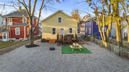 Modern 4 Bedroom Beach House: Ideal for Families & Long Stays