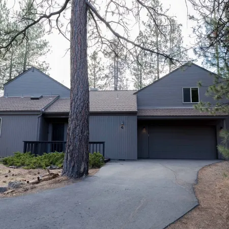 Peaceful modern oasis -walking distance to Village