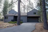 Peaceful modern oasis -walking distance to Village