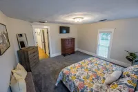 Large Lakeside Farmhouse Vineyard Escape in the heart of wine country!