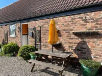 Quirky Cottage Sleeping 10 S/C <br>B&B Adjoining Fox Covert Pub Yarm Hotel dekat Preston Park Museum & Grounds