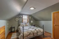 Luxury Home Central to Farmington, Plainville & Downtown New Britain Hotel a New Britain