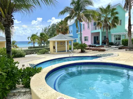 Neptune's Nest by the Sea, East End Отели в г. Восток Энд