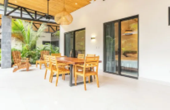 New Luxury Villa in central Guiones - walk to the beach, large pool & parking