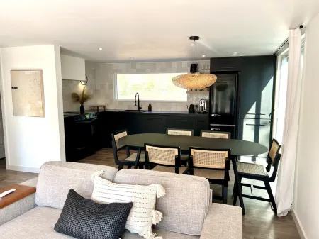 Stylish lakeside neighborhood cottage w/hot tub.