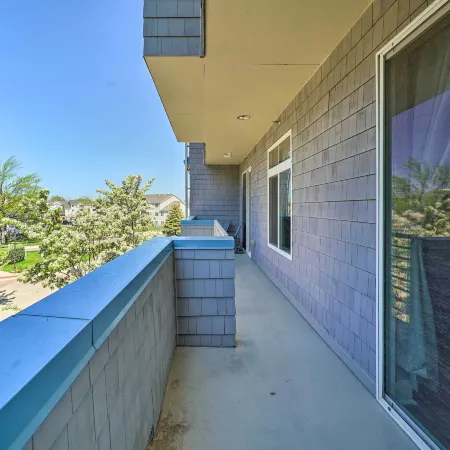 Grand Haven Condo - Walk to Nearby Hot Spots!