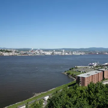 Love nest 1 river from the castle! Free parking! Refurbished, Air conditioner