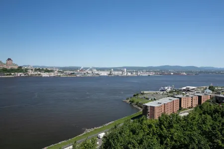 Love nest 1 river from the castle! Free parking! Refurbished, Air conditioner