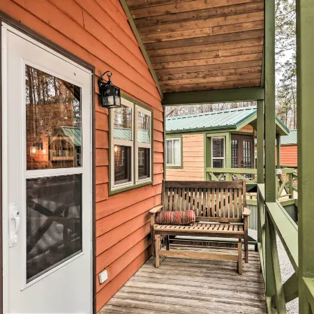 Charming New Bern Log Cabin - Pets Welcome!