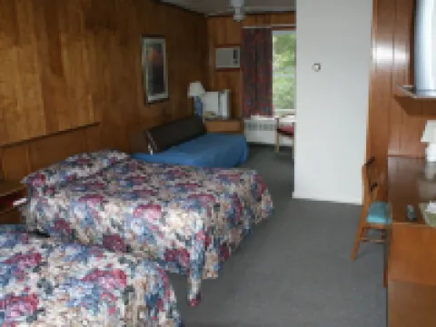 Northern Peaks Motor Inn Hotels in Gorham