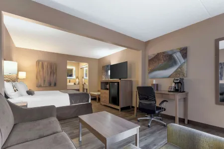 Best Western Plus Landing View Inn  Suites Отели рядом с достопримечательностью «The SKY Deck at Parakeet Pete's Waterfront Zipline»