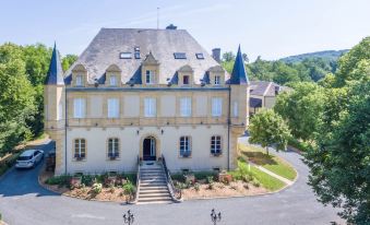 Château de Puy Robert Lascaux - A proximité Grotte de Lascaux - Hôtel Avec Piscine chauffée - Sarlat