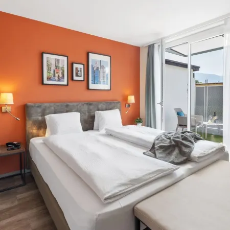 Ascona Lodge, Pool & Garden Retreat