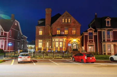 Prince Inn Отели рядом с достопримечательностью «Confederation Centre of the Arts»