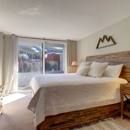 Pet Friendly, Beautifully Remodeled with Mountain Views - SB204 by Redawning