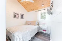 LAKEFRONT COTTAGE WITH GREAT VIEWS, FULL KITCHEN, & STARLINK Wi-Fi