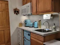 A Private City, Cabin-Feel Studio for 1 Person Hotels in College
