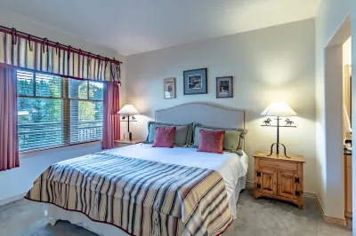 Perfect location! Beautiful top floor condo. Walk to ski and town Hotels in Warriors Mark