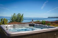 Large Oceanfront House with Hot Tub!
