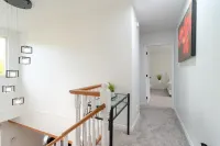 Spacious & Modern by the Beach ~ King & Queen Beds
